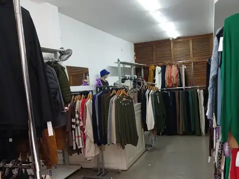 Excelente Local sobre la vía pública en Avenida Acoyte a metros de Av Avellaneda