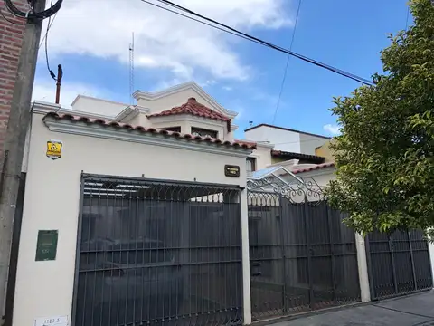 Casa 6 ambientes con 4 baños