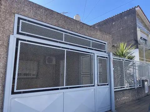 CASA 4 AMBIENTES EN VENTA