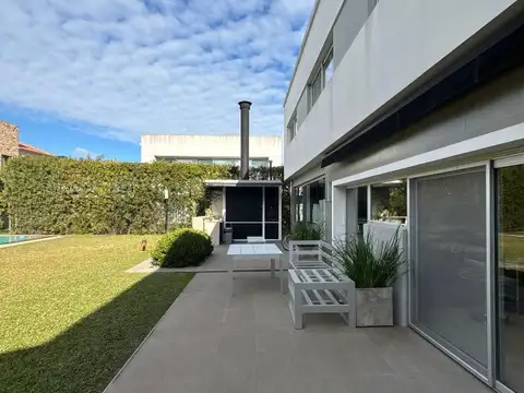 Casa en Venta con 4 cocheras