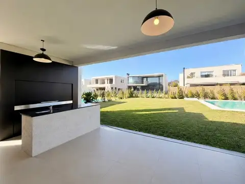 Casa en Alquiler con 1 cochera