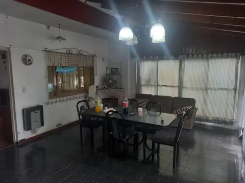 "CASA DIVIDIDA EN 3 VIVENDAS"