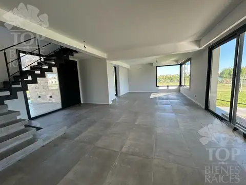 Casa en Venta con 6 cocheras