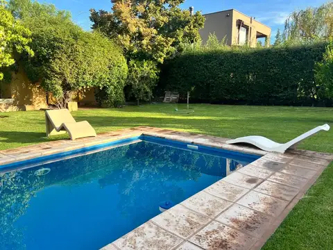 Casa en Venta con 2 cocheras