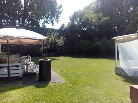 CASAQUINTA A 300 MTS. DE CAMINO DE CINTURA, ZONA VILLA LUZURIAGA, ESPECTACULAR  