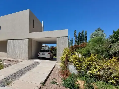 Casa en Alquiler con 2 cocheras