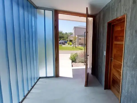 Casa 6 ambientes con 2 baños