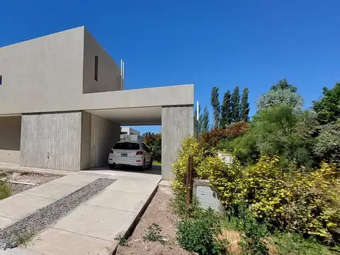 Casa en Alquiler con 2 cocheras