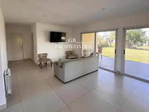 Casa 4 ambientes con 3 baños