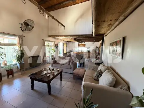 Casa de estilo rústico con jardín y pileta - 2 Dormitorios 1 Baño - Barrio San Cayetano, Tandil