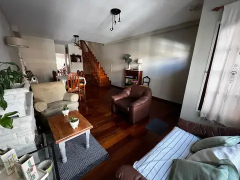 Casa 4 ambientes con 2 baños