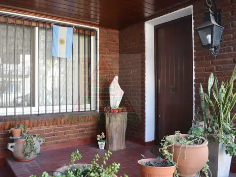 Casa 6 ambientes con 2 baños