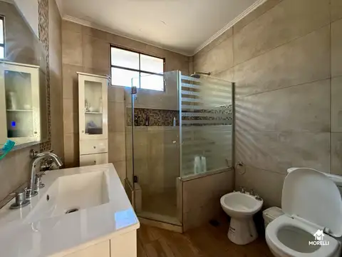 CASA 3 AMBIENTES CON FONDO LIBRE PILETA Y QUINCHO