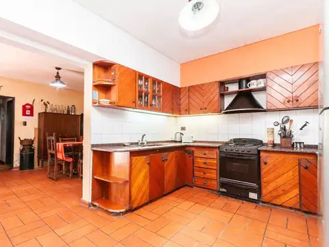 CASA DE 5 AMB CON GRAN JARDÍN "LOTE 8,66 X 41 MTS"