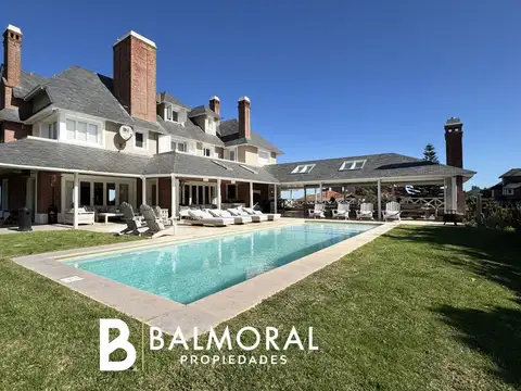 Importante casa en alquiler frente al mar