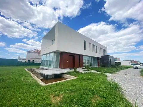 VENTA CASA 1029 M2 CANNING LA PROVIDENCIA