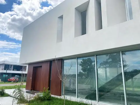 Casa 6 ambientes con 4 baños