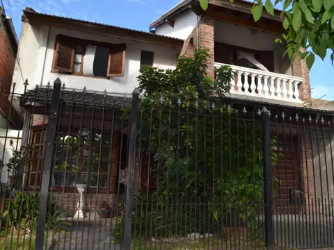 CASA 6 AMBIENTES CON PILETA EN VENTA FIORITO