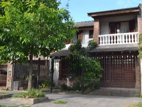 CASA 6 AMBIENTES CON PILETA EN VENTA FIORITO