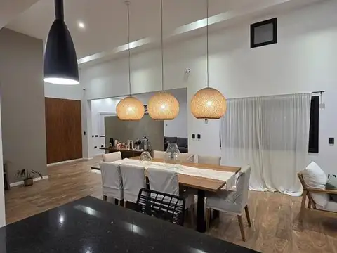 Moderna e impecable casa de 5 ambientes con salida a la laguna en barrio San Lucas, San Vicente.