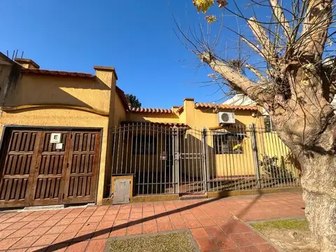 Casa 3 ambinetes con cochera y parque, Berazategui en venta