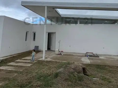 Casa 6 ambientes con 2 baños