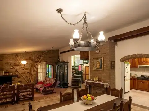 Casa 10 ambientes con 5 baños