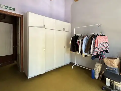 VENTA CASA CUATRO DORMITORIOS CON COCHERAS, QUINCHO Y TERRAZA EN BARRIO LA SEXTA
