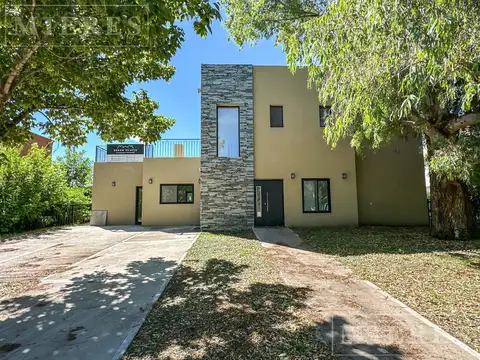 Casa en venta sobre lote interno en barrio Eucaliptos  Haras Santa María