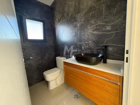 Casa 6 ambientes con 2 baños
