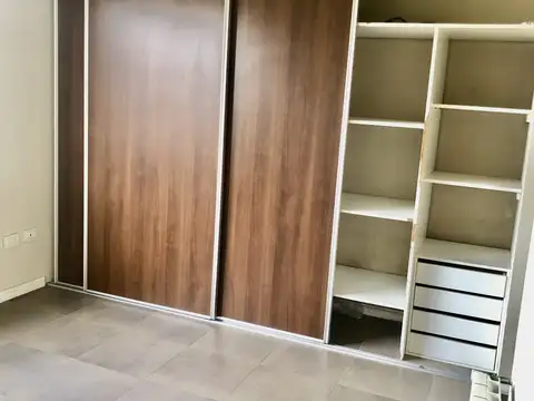 Casa en Alquiler con 2 cocheras