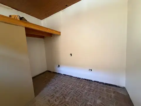 EN VENTA CASA DE PASILLO DOS DORMITORIOS BARRIO LOURDES