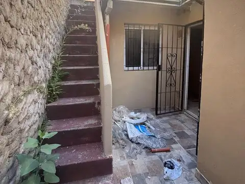 EN VENTA CASA DE PASILLO DOS DORMITORIOS BARRIO LOURDES