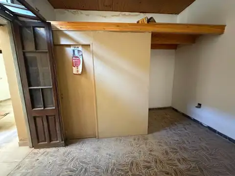 EN VENTA CASA DE PASILLO DOS DORMITORIOS BARRIO LOURDES
