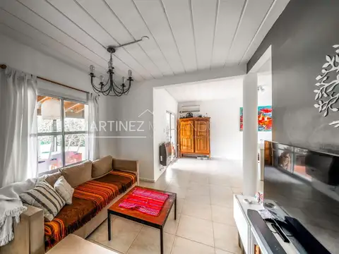 Casa 4 ambientes con 2 baños