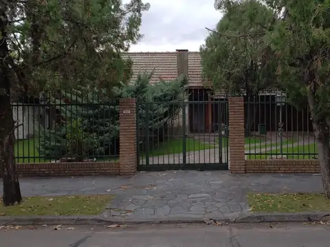 Casa Chalet 4 Ambientes sobre Lote de 1008m2 en Venta - Castelar Sur