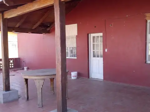 Casa con amplia terraza en barrio Lanusse