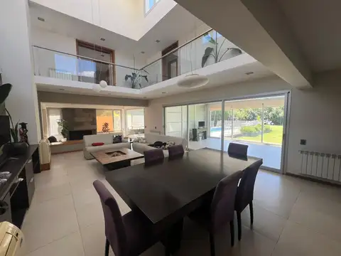 Casa 10 ambientes con 5 baños