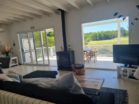 Lindisima casa en Costa Esmeralda Golf 2,  con pileta, parrilla fogonero y vista al golf.