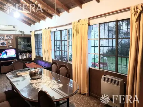 Venta de Casa 3 ambientes con fondo libre y quincho Wilde. Excelente ubicación.