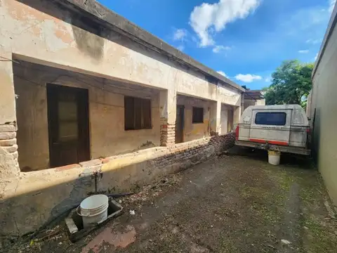 CASA CON AMPLIO TERRENO LIBRE