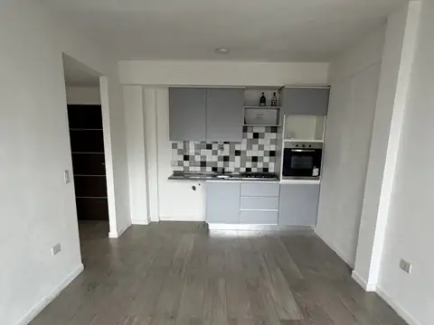 DEPARTAMENTO DE 2 AMBIENTES AL FRENTE EN EXCELENTE ZONA. AMPLIO BALCON CORRIDO. IMPECABLE. MUY POCA ANTIGUEDAD