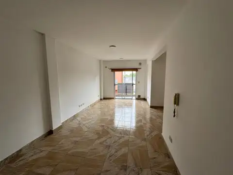 DEPARTAMENTO MONOAMBIENTE AL FRENTE A METROS DE CABA.REF.886