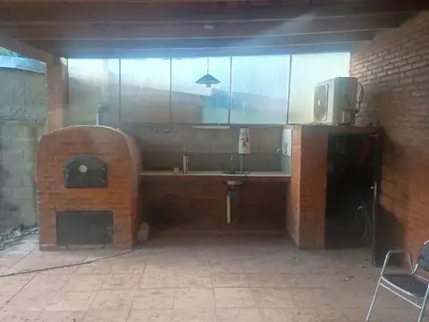 Casa 4 ambientes con 2 baños