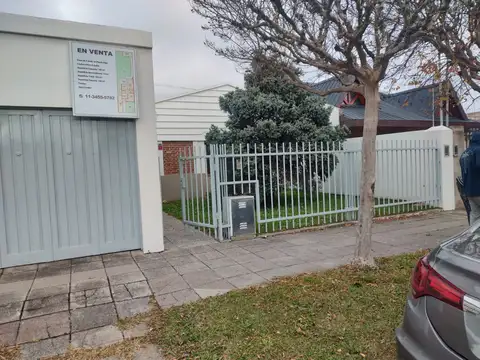 CASA 5 AMBIENTES  - COCHERA 2 AUTOS  - JARDIN Y PARQUE C/PILETA  - TERRAZA