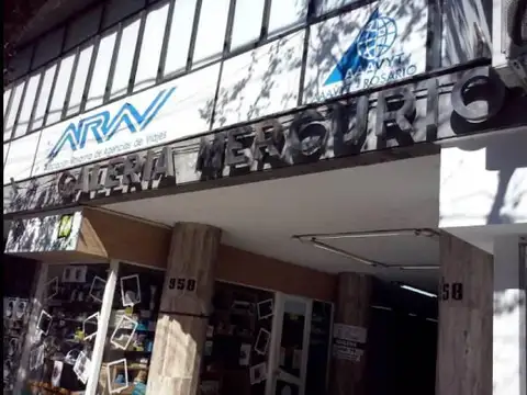 PRIMER MES SIN COSTO!! 2 LOCALES EN GALERIA Sarmiento 958( 1 PB Y OTRO PA)