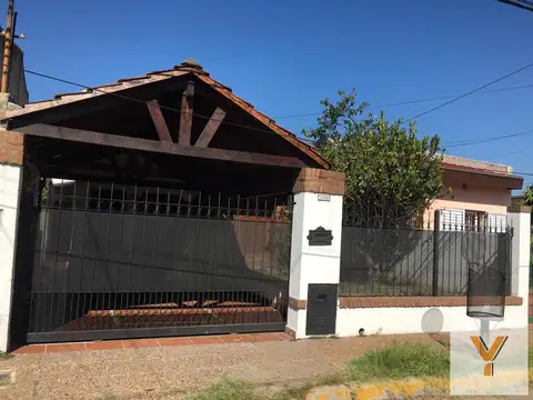 Casa en venta - 3 Dormitorios 2 Baños - Cocheras - 360Mts2 - Merlo