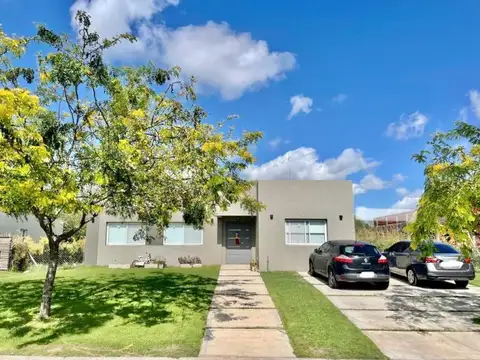 Fantástica casa a la venta con piscina en el barrio El Cantón.