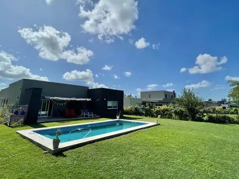 Fantástica casa a la venta con piscina en el Barrio Privado El Cantón, Escobar.