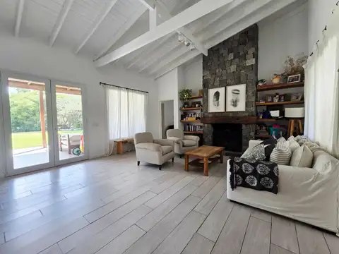 Casa en Venta con 2 cocheras